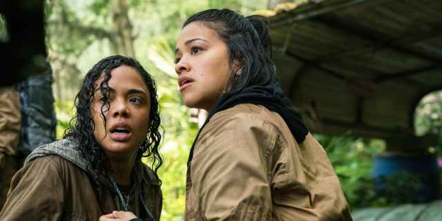 Tess-Thompson-and-Gina-Rodriguez-in-Annihilation